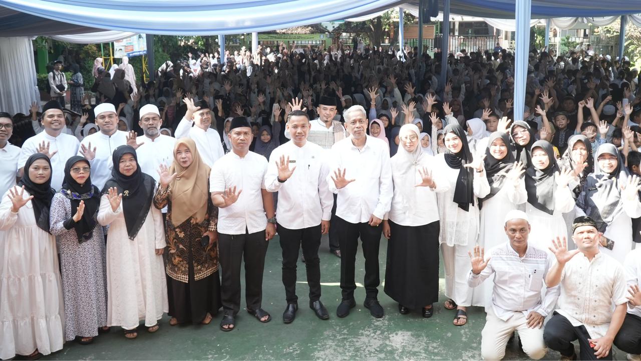 Sapa Murid SD di Bekasi, Wamensos Sosialisasi Program MBG dan Sekolah Rakyat