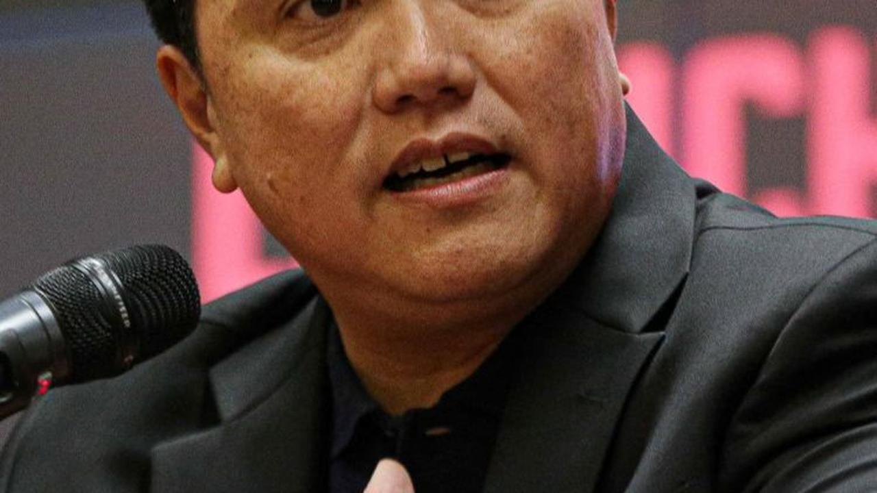 Erick kecil pun sering kali menemani sang ibu berjualan baju. "Ini waktu saya temanin, jualannya di Pasar Tebet jual baju. Jadi, saya pernah ikut sama ibu waktu awal-awal sekolah," jelasnya. <br>