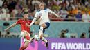 <p>Pemain Inggris, Phil Foden (kanan) berebut bola dengan pemain Wales,&nbsp;Ben Davies saat matchday ketiga Grup B Piala Dunia 2022 di Ahmad Bin Ali Stadium, Rabu (30/11/2022). (AP/Abbie Parr)</p>
