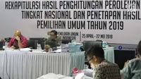 Komisioner KPU RI, Ilham Saputra (kiri) memimpin rapat Rekapitulasi Hasil Penghitungan Perolehan Suara Tingkat Nasional dan Penetapan Hasil Pemilihan Umum Tahun 2019, Jakarta, Rabu (7/5/2019). Rapat masih membahas dan menetapkan hasil perolehan suara dari PPLN. (Liputan6.com/Helmi Fithriansyah)