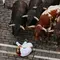 Momen Peserta Terjatuh Saat Berlari Bersama Banteng di Festival San Fermin