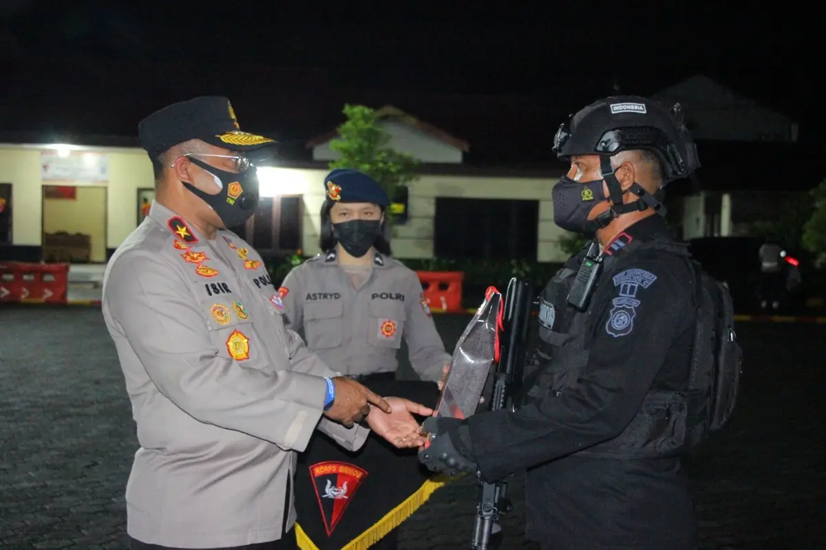Wakapolda Sulut Brigjen Pol Johnny Eddizon Isir melepas pasukan Brimob Polda Sulut.