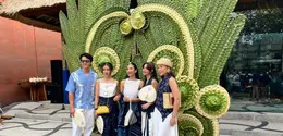 Sheila Dara, Dion Wiyoko, Happy Salma, Ayla Dimitri, dan Fita Anggriani hadir dengan tampilan kasual dan chic serba putih biru saat menghadiri acara pembukaan Birkenstock Umah Ubud. / Foto dok: Fimela.com.