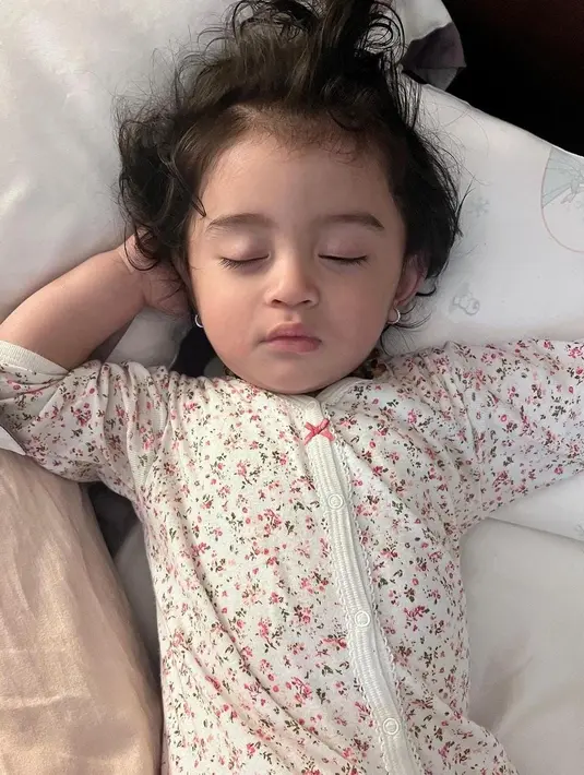 Sebagai orang tua, Ali Syakieb dan Margin kerap kali mengunggah foto terbaru Guzel yang selalu menggemaskan. Seperti foto yang sedang asik tertidur ini [Instagram/guzelimalisyakieb]