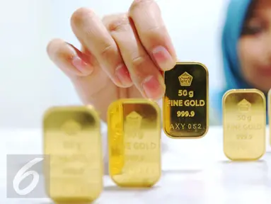 Pegawai menunjukan emas batangan di Jakarta, Senin (10/10). Di awal pekan ini, harga emas PT Aneka Tambang Tbk (ANTAM) tetap bertahan di Rp 599 ribu per gram. (Liputan6.com/Angga Yuniar)