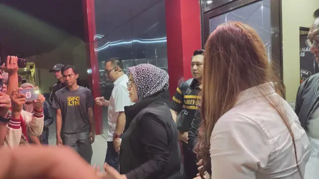 Bupati Gowa Sitti Husniah Talenrang menjalani pemeriksaan di Polresta Gowa.