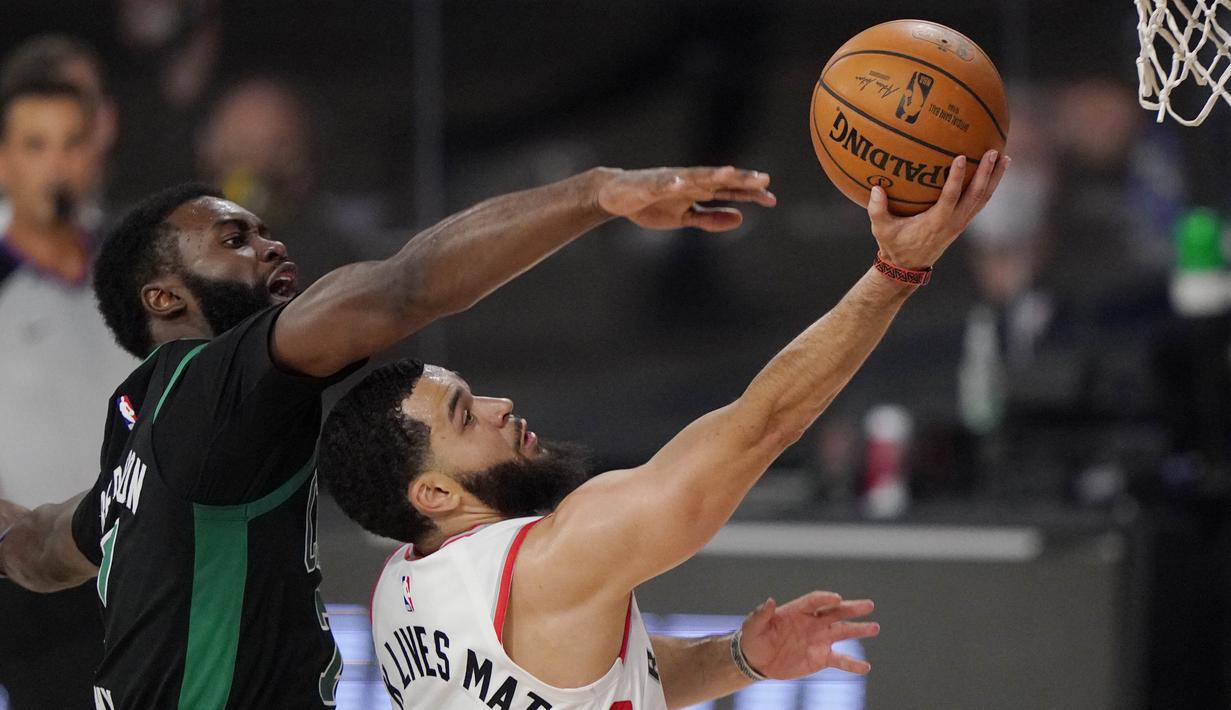 Pebasket Boston Celtics, Jaylen Brown, berebut bola dengan pebasket Toronto Raptors, Fred VanVleet, pada semifinal playoff Wilayah Timur NBA, Rabu (2/9/2020). Celtics menang dengan skor 102-99. (AP Photo/Mark J. Terrill)