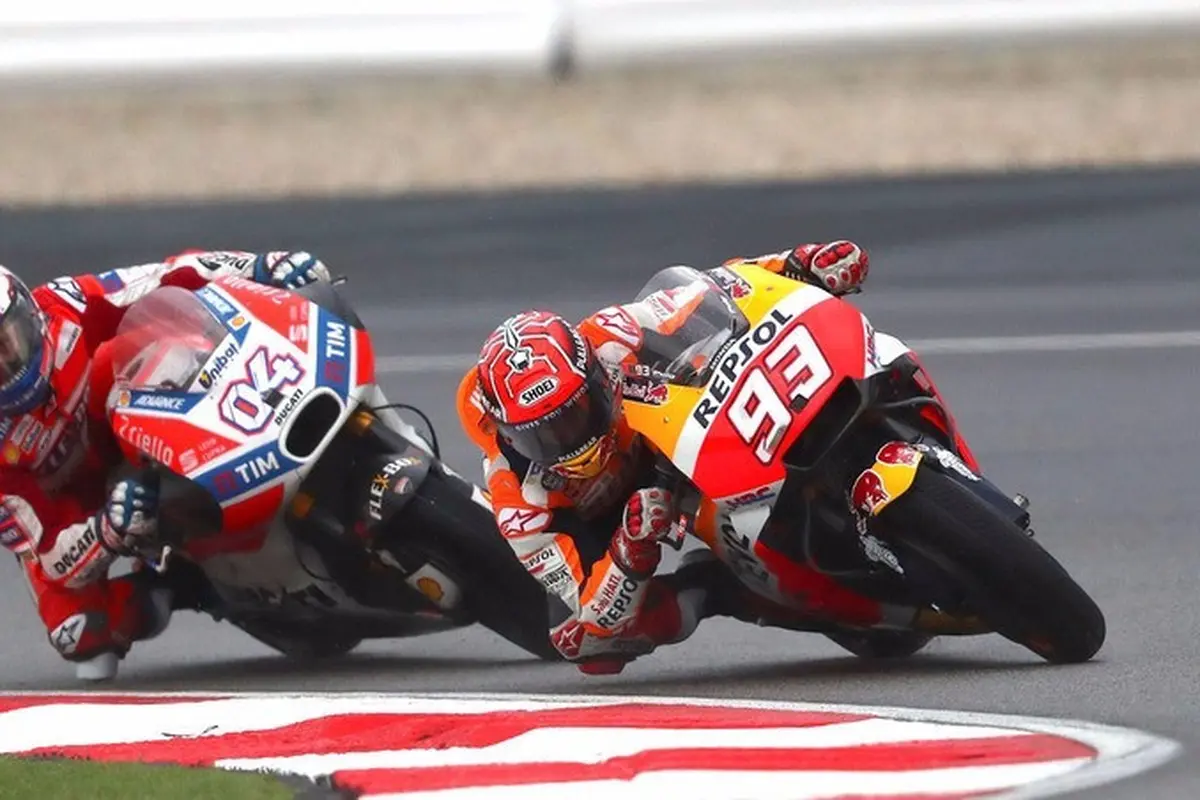 Marc Marquez dan Andrea Dovizioso (belakang)