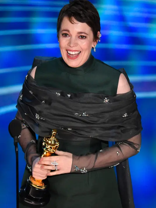 Olivia Colman memberikan pidato kemenangan di atas panggung perhelatan Oscar 2019 di Dolby Theatre, Los Angeles, Minggu (24/2). Olivia Colman meraih piala Oscar 2019 sebagai Aktris Pemeran Utama Terbaik di film The Favourite. (Chris Pizzello/Invision/AP)
