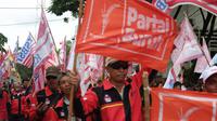 Bendera Partai Buruh berkibar saat aksi demonstrasi kenaikan BBM di Palembang Sumsel (Dok. Pribadi Muhammad Arnold Habibullah Waworuntu / Nefri Inge)