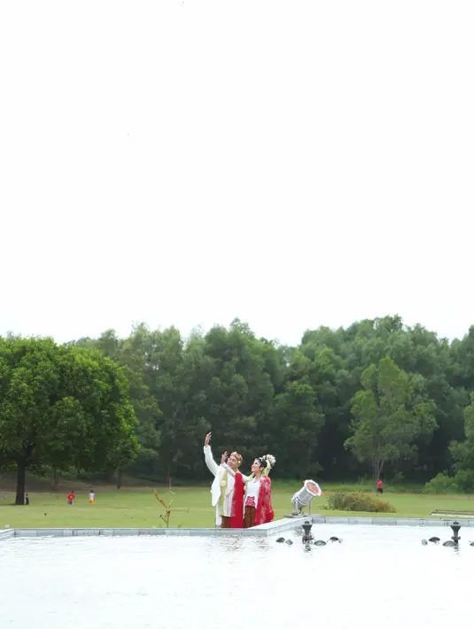 "Udah jadi keluarga, jadi suami yang baik, istri yang baik, sayangilah. Ananda udah beberapa bulan? Semoga lancar ya persalinannya," ucap pembawa acara saat prosesi sungkeman usai akad nikah. (Daniel Kampua/Bintang.com)