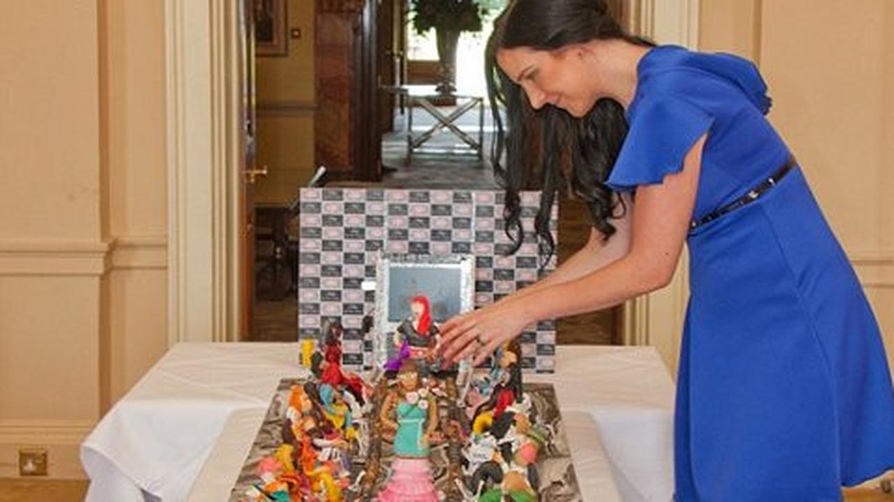 Gila, orang tajir ini beli kue ulang tahun seharga Rp 1 triliun