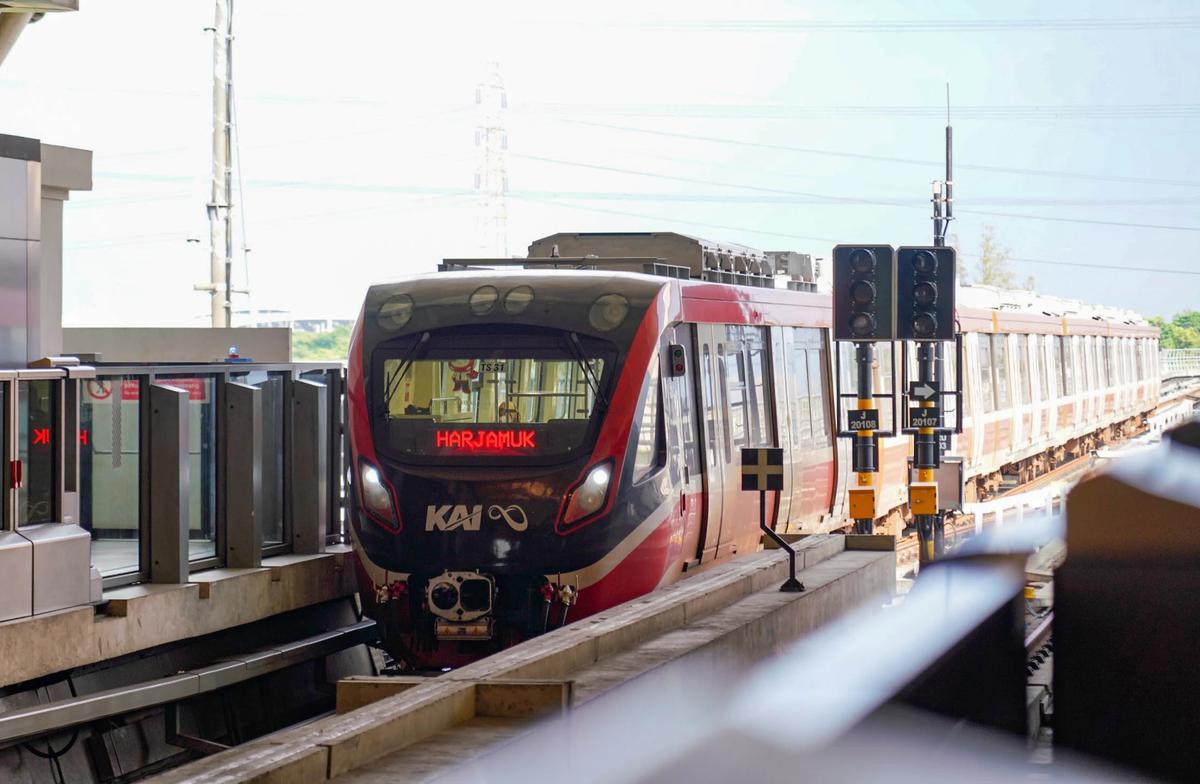 FOTO: LRT Jabodebek Tambah Frekuensi Perjalanan Saat Jam Sibuk Pagi