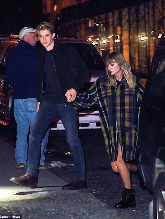 "Namun kini ia sangat bahagia. Ia benar-benar percaya diri. Aku sangat bahagia melihatnya," jelas Todrick. (Splash News)