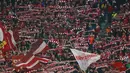 Fans Bayern Munchen terus memberi dukungan untuk timnya pada lanjutan Liga Champion di Allianz Arena, Munich, Jerman, Kamis (5/11/15) dini hari. Bayern menang 5-1. (Reuters / Michael Dalder)