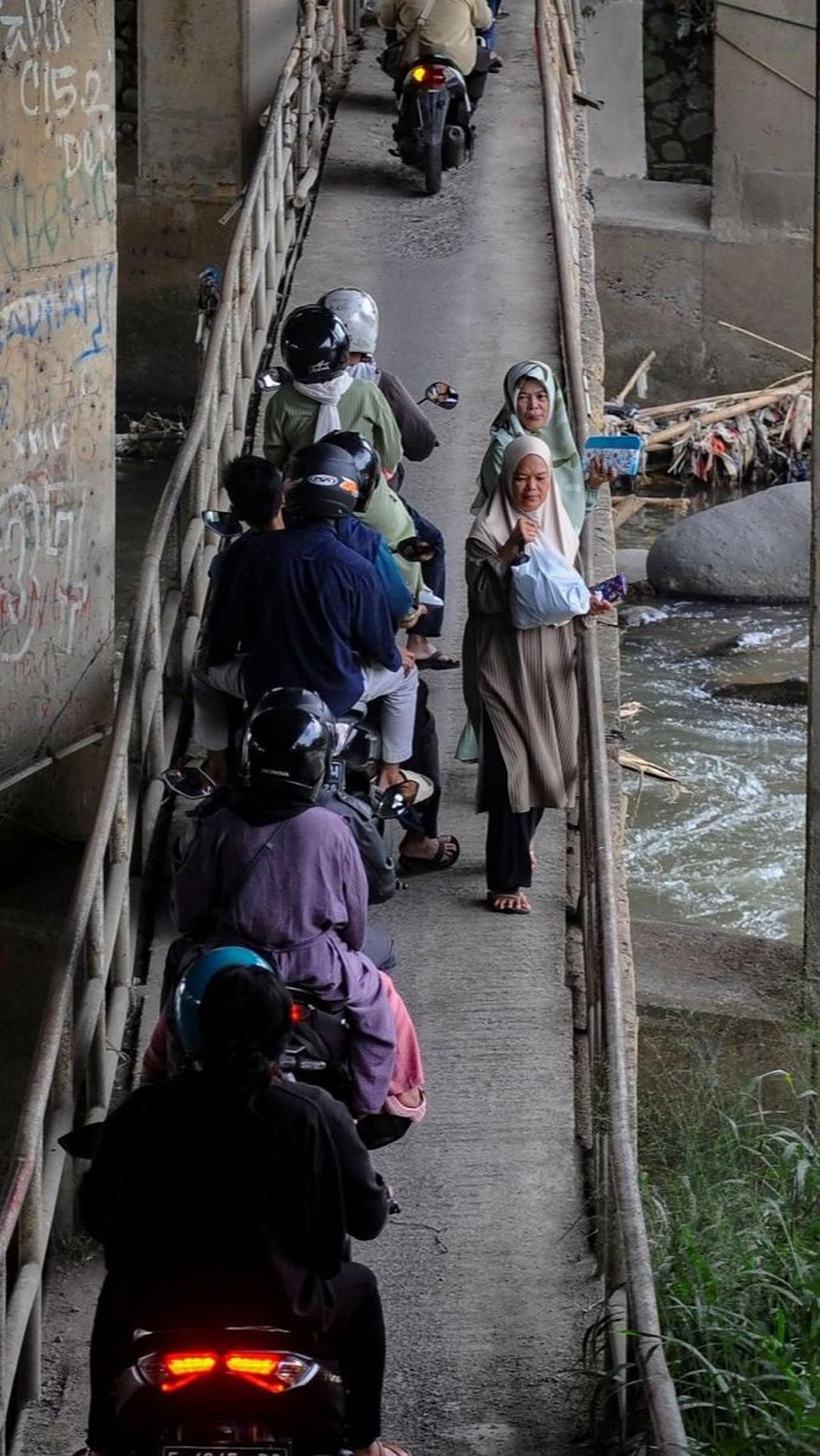 Meski begitu, para pengendara sepeda motor diminta agar selalu berhati-hati ketika melintasi jalur ini, karena sesekali harus berpapasan dengan pejalan kaki. Foto: merdeka.com / Arie Basuki