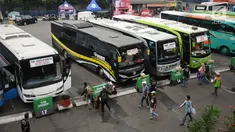 Calon pemudik menuju bis antar kota antar provinsi di Terminal Kampung Rambutan, Jakarta, Sabtu (24/6). Hingga H-1 Lebaran 2017, pemudik terus berdatangan di Terminal Kampung Rambutan. (Liputan6.com/Helmi Fithriansyah)