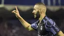 Pemain Real Madrid, Karim Benzema saat merayakan golnya ke gawang Celta Vigo  pada lanjutan La Liga di Balaidos stadium, Vigo, Rabu (17/5/2017). Madrid menang 4-1. (AP/Lalo R. Villa)