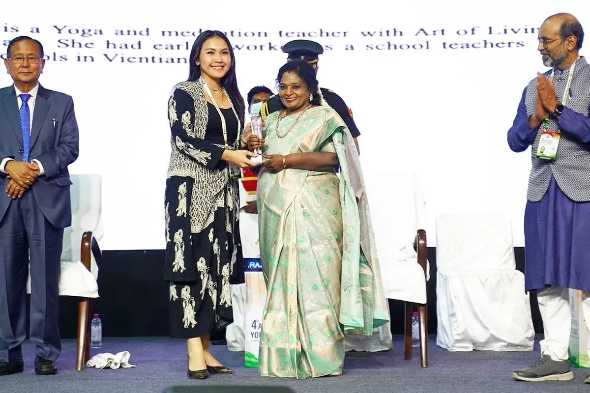 Anggota DPRD Provinsi Sumatera Utara, Meryl Rouli Saragih, menerima penghargaan “Youth Award” di acara the 4tn ASEAN-India Youth Summit (Istimewa)