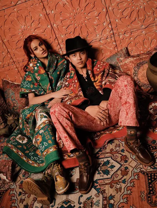 Sementara Andira menyulap karpet hijaunya menjadi dress dengan menambahkan aksesori belt di tengahnya. [Instagram/sibisma]