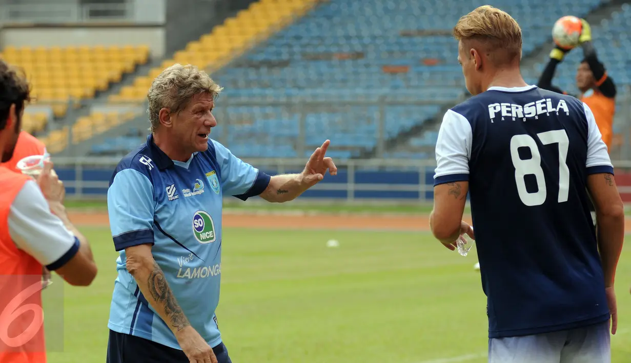 Pelatih Persela, Stefan Hansson (kedua kiri) memberi arahan saat latihan di Stadion GBK Jakarta, Kamis (12/5/2016). Persija menjamu Persela pada lanjutan Torabika Soccer Championship presented by IM3 Ooredoo, (13/5). (Liputan6.com/Helmi Fithriansyah)