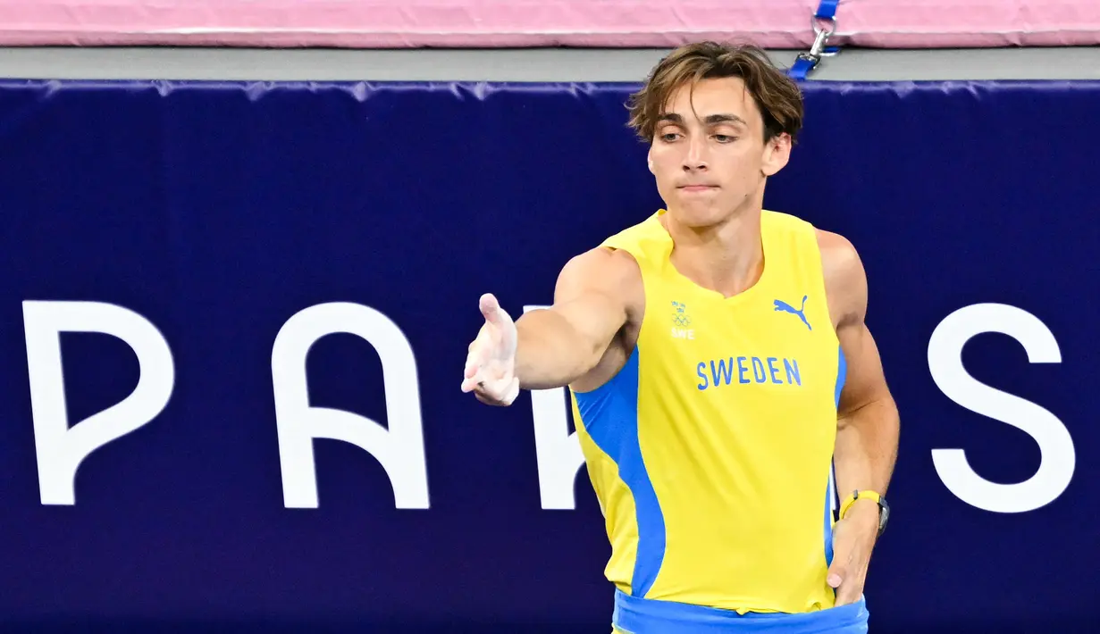 Duplantis merupakan atlet pertama yang sukses mempertahankan medali emas Olimpiade sejak Bob Richards asal Amerika Serikat (AS) pada Olimpiade 1952 dan 1956. (Andrej ISAKOVIC / AFP)