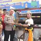 Srikandi dan Gatotkaca Beri Kejutan Satu Gerobak Tahu Kupat untuk Tim Pengamanan Lebaran (Dewi Divianta/Liputan6.com)