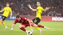 Penyerang Timnas Indonesia Ole Romeny berusaha melewati pemain Malaysia saat laga kedua Grup A FIFA ASEAN Cup 2026 di Stadion Utama Gelora Bung Karno (SUGBK), Jakarta, Senin (28/9/2026). Pertandingan Indonesia vs Malaysia berakhir imbang tanpa gol 0-0. (KLY/Budy Santoso)