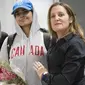 Rahaf al-Qunun (tengah) disambut Menteri Luar Negeri Kanada Chrystia Freeland di Toronto pada 12 Desember 2019 (AP PHOTO)