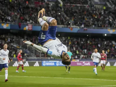 Gelandang Al Hilal, Salem Aldawsari merayakan gol kedua timnya yang dicetak dari titik penalti ke gawang  Flamengo dalam duel babak semifinal Piala Dunia Antarklub 2022 di Ibn Batouta Stadium, Rabu (8/2/2023) dini hari WIB. Tim asal Arab Saudi itu membungkus kemenangan meyakinkan dengan skor 3-2. (AP Photo/Mosa'ab Elshamy)