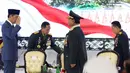 Presiden Joko Widodo (kiri) sesaat sebelum menganugerahkan kenaikan pangkat secara Istimewa berupa Jenderal TNI Kehormatan kepada Menteri Pertahanan Prabowo Subianto pada acara Rapim TNI-Polri 2024 di Mabes TNI, Jakarta, Rabu (28/2/2024). (Liputan6.com/Herman Zakharia)