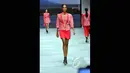 Model berjalan membawakan busana rancangan Priscilla Saputro yang bertema 'Novum Etno: Colorful Banyuwangi' pada ajang Indonesia Fashion Week 2015 di JCC Senayan, Jakarta, Sabtu (28/2). (Liputan6.com/Panji Diksana)