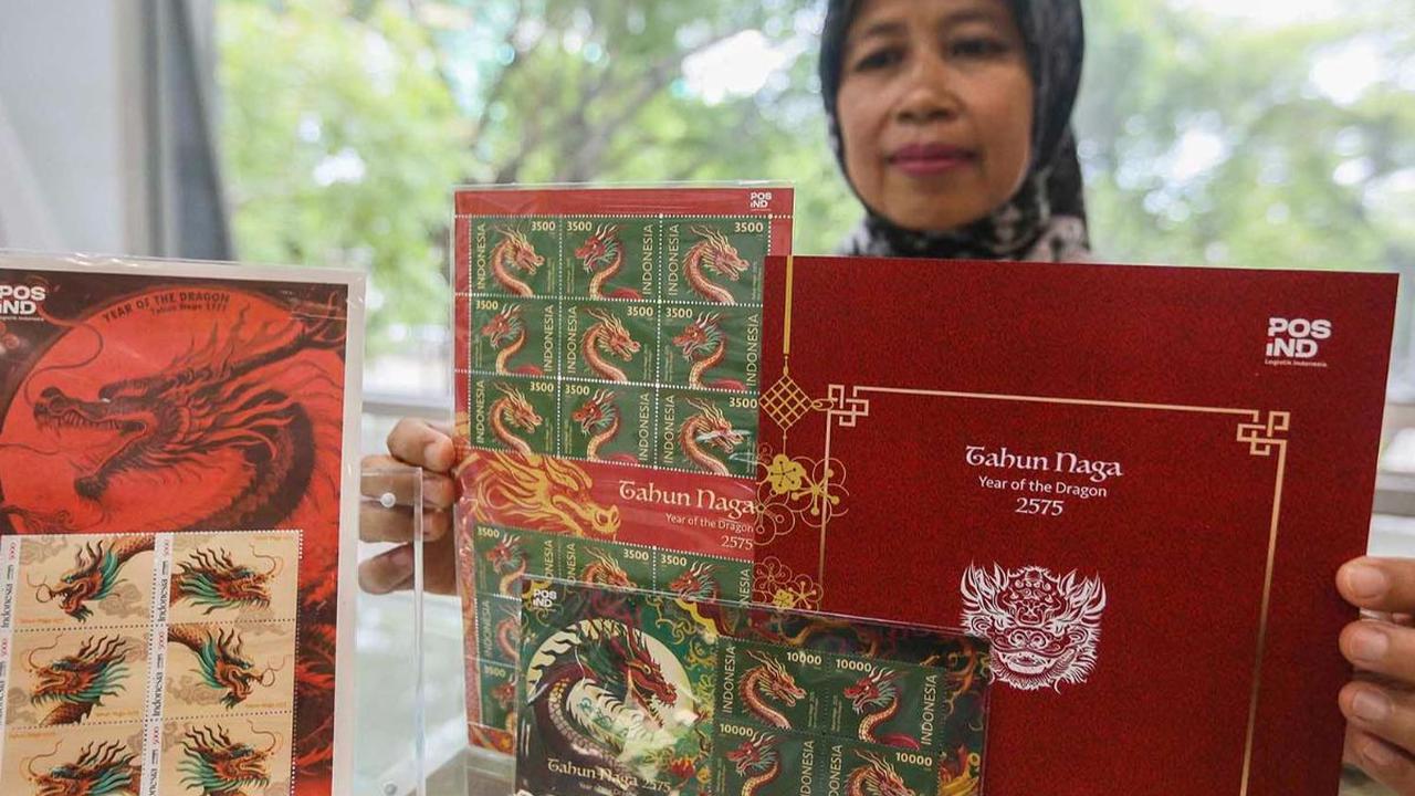 PT Pos Indonesia bersama Kementerian Komunikasi dan Informatika meluncurkan perangko seri Tahun Naga 2575. Perangko edisi khusus ini dihadirkan untuk menyemarakkan perayaan Tahun Baru Imlek 2024.&nbsp;Foto: Liputan6.com/Angga Yuniar