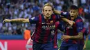 Ivan Rakitic melakukan selebrasi bersama Neymar usai mencetak gol pertama untuk Bercelona di laga final Liga Champions 2014-2015 di Olympiastadion, Berlin, Minggu (7/6/2015). Barcelona keluar sebagai pemenang dengan skor 3-1. (AFP Photo/Oliver Morin)