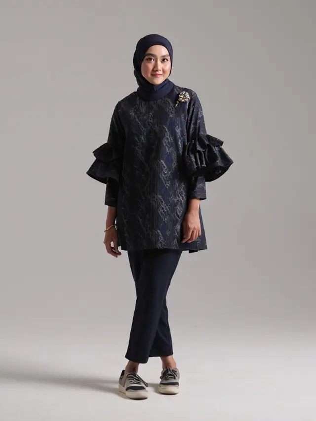 Tren Batik Kombinasi Lengan Ruffle 2025/Ilustrasi AI