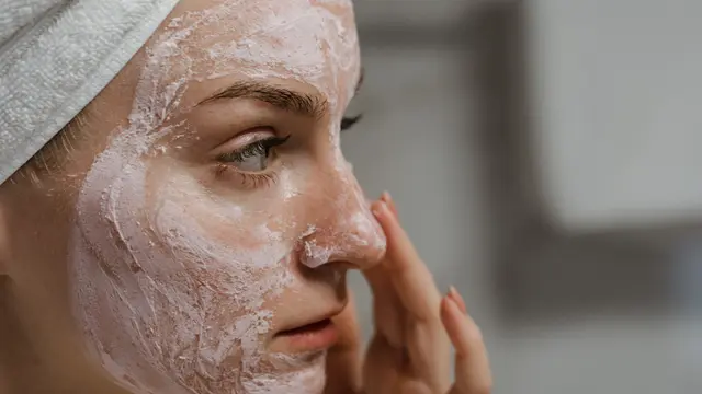 Ilustrasi Menggunakan Skincare