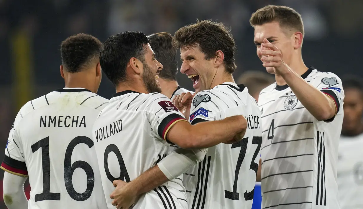 Jerman - Tim Panser menjadi negara pertama yang memastikan melaju ke Piala Dunia 2022. Skuad Hansi Flick itu tampil mengesankan dengan mengoleksi 22 poin dari delapan laga yang sudah dijalani. (AP/Michael Sohn)