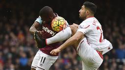 Gelandang Liverpool, Emre Can, berebut bola dengan pemain West Ham, Enner Valencia, pada laga Liga Premier Inggris. Akibat kekalahan itu Liverpool tertahan di peringkat 8 klasemen. (Reuters/Tom Melville)  
