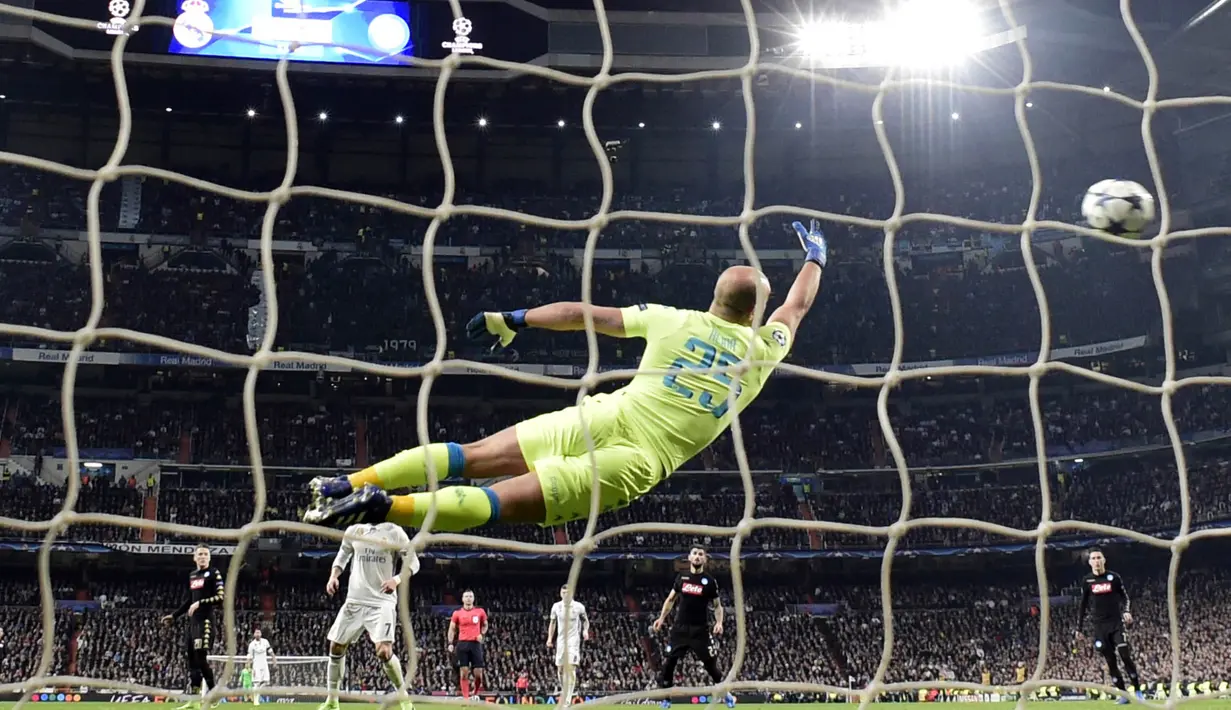 Kiper Napoli, Pepe Reina tak mempu membendung bola sepakan Casemiro yang masuk ke gawangnya pada laga 16 besar Liga Champions di Santiago Bernabeu stadium, Madrid (15/2/2017). Madrid menang 3-1. (AFP/Javier Soriano)