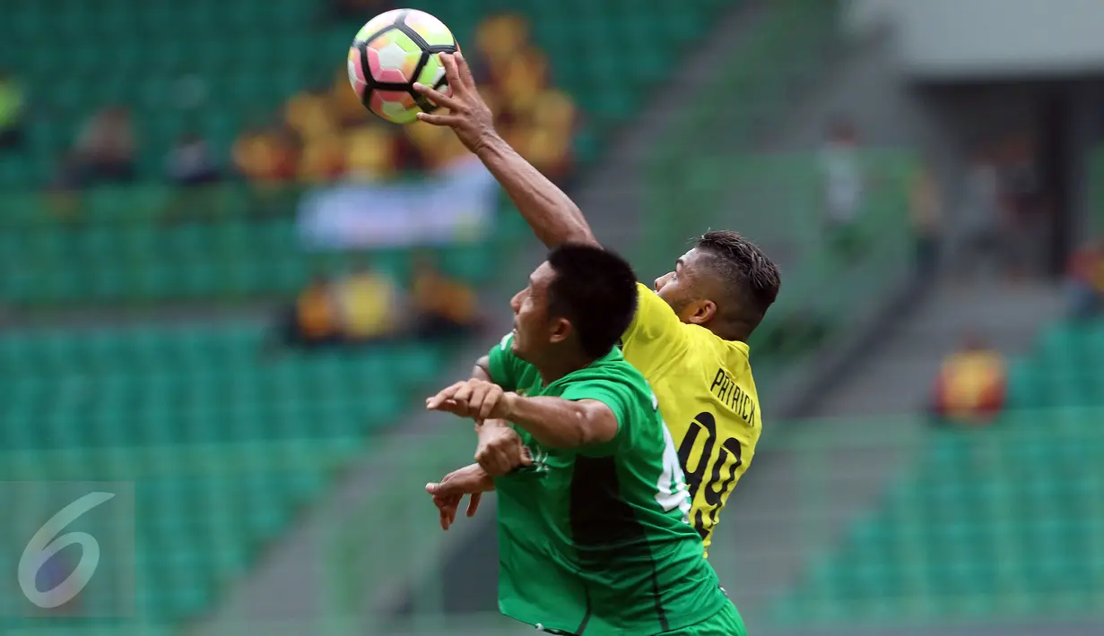 Bek Bhayangkara FC, Suroso (kiri) berebut bola dengan pemain Persegres Gresik United Patrick Roberto Daniel Da Silva pada lanjutan Liga 1 di Stadion Patriot Candrabhaga, Bekasi, Minggu (7/5). Bhayangkara FC unggul 2-1. (Liputan6.com/Helmi Fithriansyah)