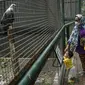 Pengunjung melihat burung di dalam kawasan Taman Mini Indonesia Indah, Jakarta, Minggu (12/10/2021). Uji coba pengoperasian tempat wisat ini harus  dengan Kapasitas pengunjung pada masa uji coba dibatasi hanya 25 persen. (Liputan6.com/Faizal Fanani)