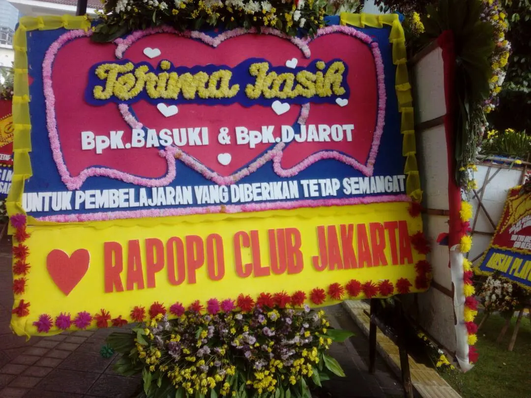 Karangan bunga untuk Ahok (Karla Farhana/Bintang.com)