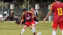 Pemain depan Paski-Man FC, Beddu (tengah) berebut bola dengan Augie Fantinus (Selebriti FC) saat berlaga di turnamen Agum Gumelar Cup di Lapangan C Senayan, Jakarta (9/1/2015). Paski-Man FC unggul 1-0 atas Selebrity FC. (Liputan6.com/Helmi Fithriansyah)