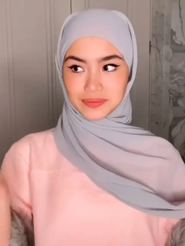 Ilustrasi penggunaan hijab pahmina sifon (Sumber: @sashfir/Instagram)