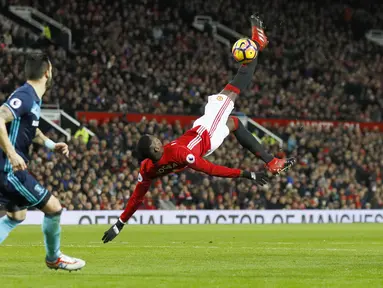Aksi pemain Manchester United, Paul Pogba melakukan tembakan salto ke gawang Middlesbrough pada laga Premier League di Old Trafford Stadium, (31/12/2016). (Action Images via Reuters/Jason Cairnduff)