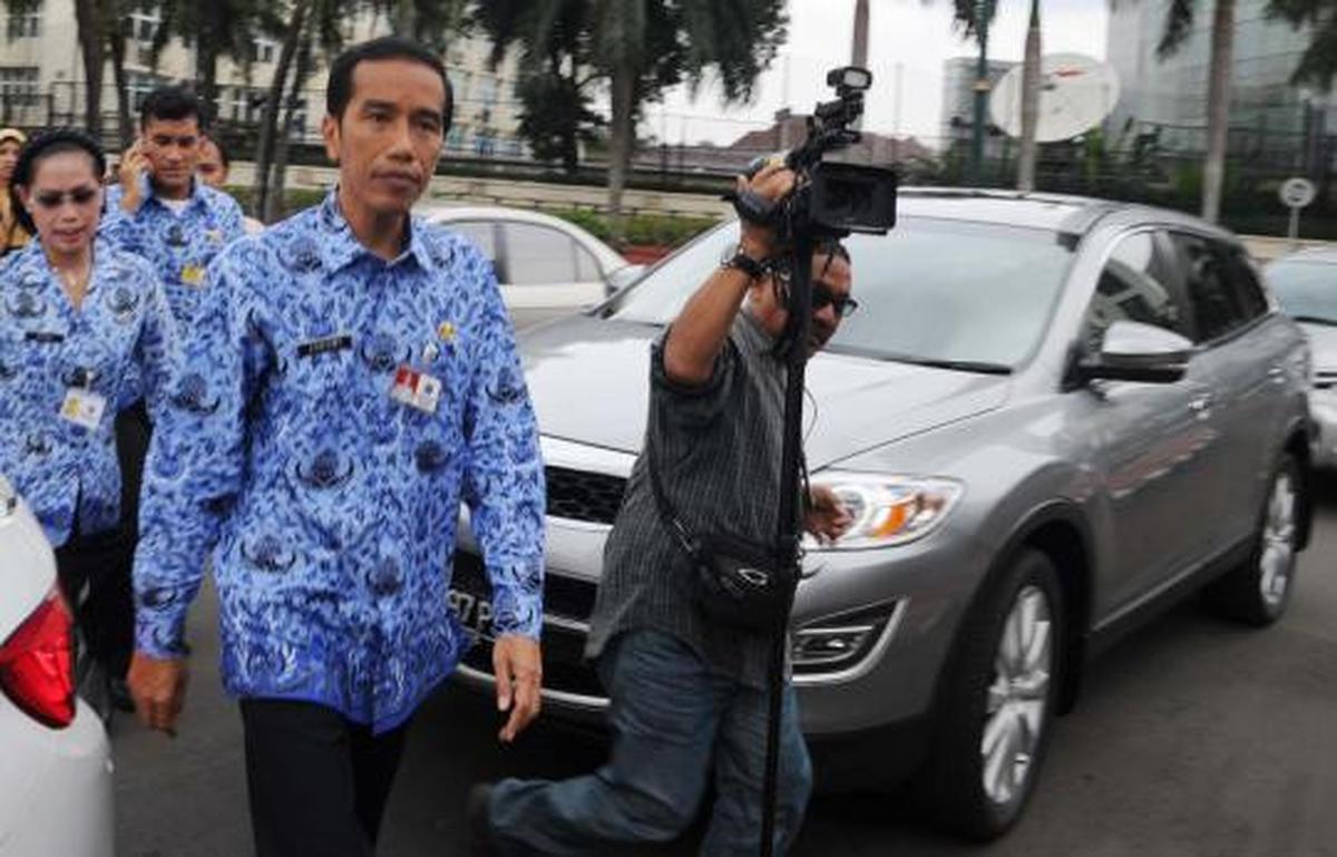 Berseragam Korpri, Jokowi nekat masuk ke gorong-gorong 