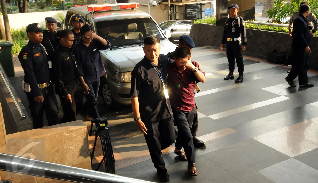 Petugas KPK membawa tersangka hasil OTT di gedung KPK Jakarta, Sabtu (20/6/2015). KPK mengamankan empat orang dari Kabupaten Musi Banyuasin saat sedang melakukan transaksi sebesar Rp 2,56 miliar pada Jumat (19/6) malam. (Liputan6.com/Helmi Fithriansyah)