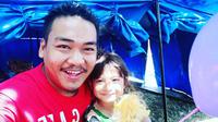 Relawan Bayu Andrein dan Jihan, anak korban gempa dan tsunami Palu. (dok. Instagram @its.bayuandrein/https://www.instagram.com/p/BpAxpUhBHHx/?taken-by=its.bayuandrein/Putu Elmira)
