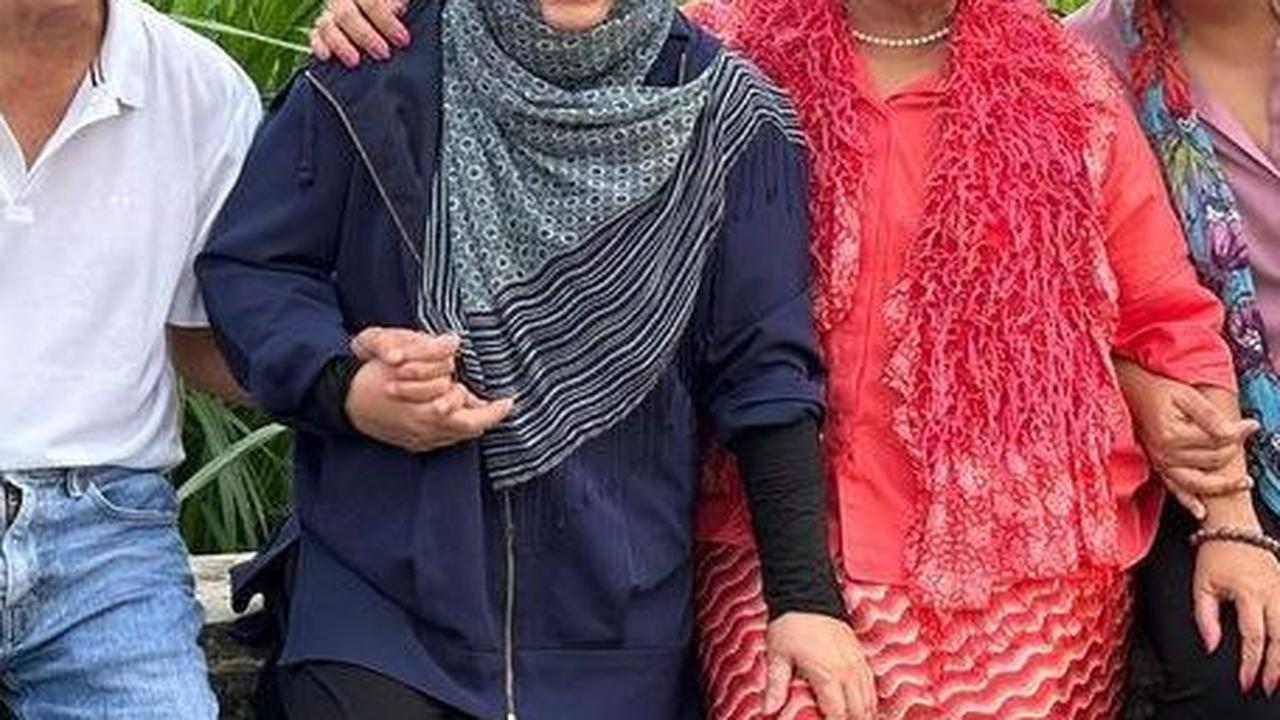 Anak-anak Soeharto cukup sering menghabiskan waktu bersama. Ini momen anak-anak Soeharto saat makan bareng. Tampak Titiek merangkul sang kakak.