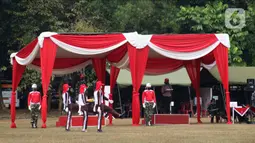 Anggota Pasukan Pengibar Bendera Pusaka (Paskibraka) melakukan saat latihan di Lapangan PP-PON, Jakarta, Selasa (11/8/2020). Latihan ini persiapan jelang pelaksanaan Upacara Peringatan 75 tahun Kemerdekaan Indonesia di Istana Negara, Jakarta. (Liputan6.com/Helmi Fithriansyah)